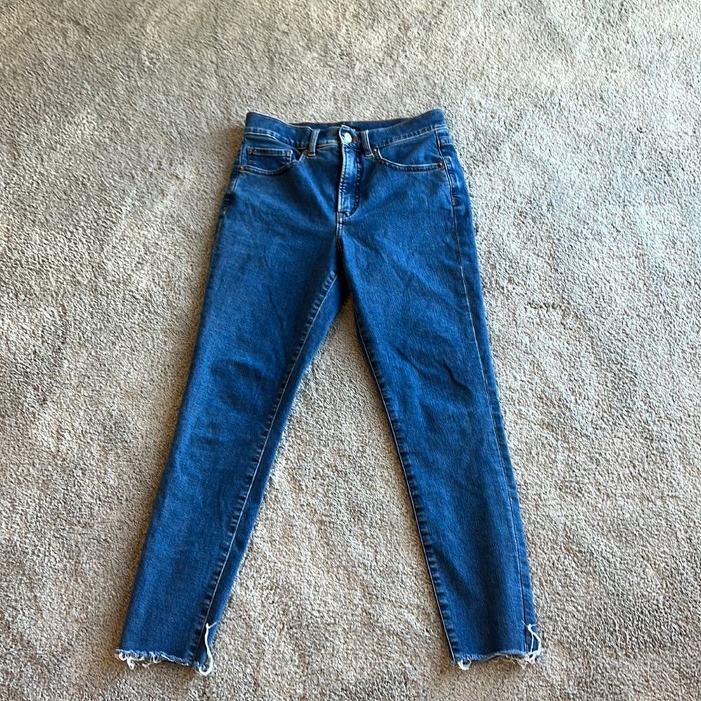 Express skinny crop jeans w raw hem . Medium wash , stretchy.high rise .